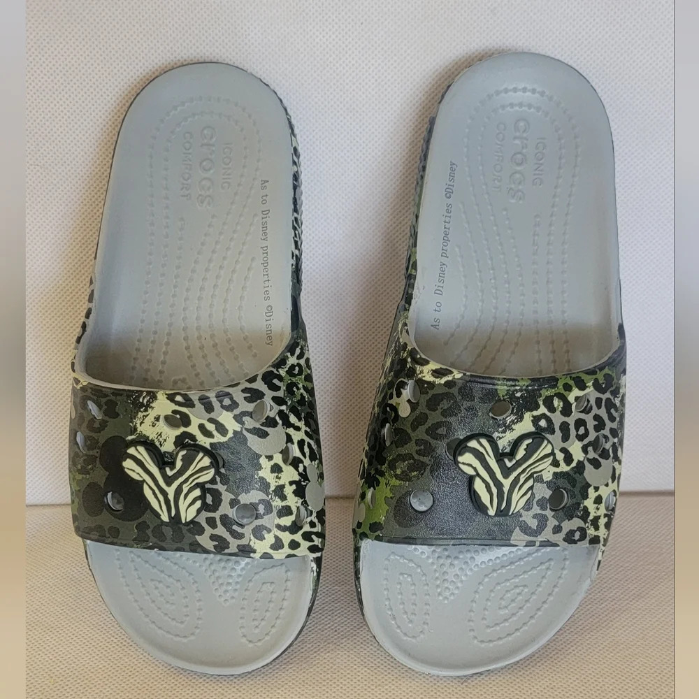 *MINT - CROCS MICKEY MOUSE SLIDE SANDALS (sz 6)